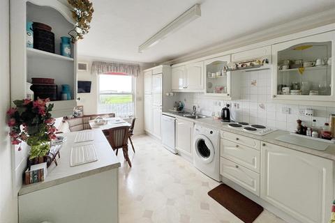 17 Beach Crescent, Littlehampton, BN17 5NT