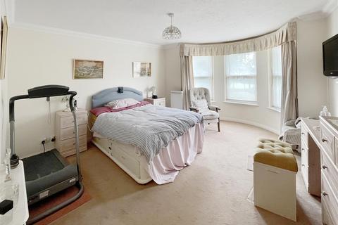 17 Beach Crescent, Littlehampton, BN17 5NT