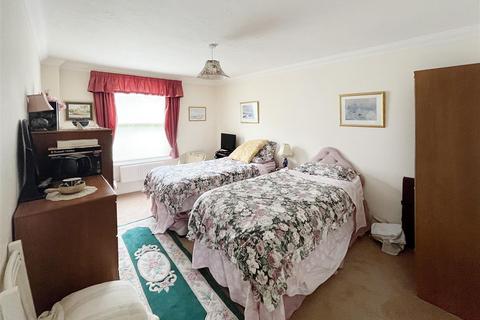 17 Beach Crescent, Littlehampton, BN17 5NT