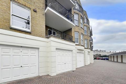 17 Beach Crescent, Littlehampton, BN17 5NT