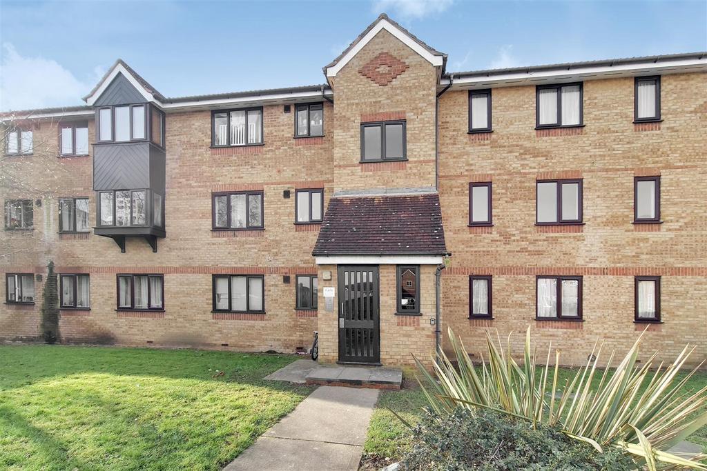 Redford Close, Feltham TW13 1 bed flat £1,300 pcm (£300 pw)