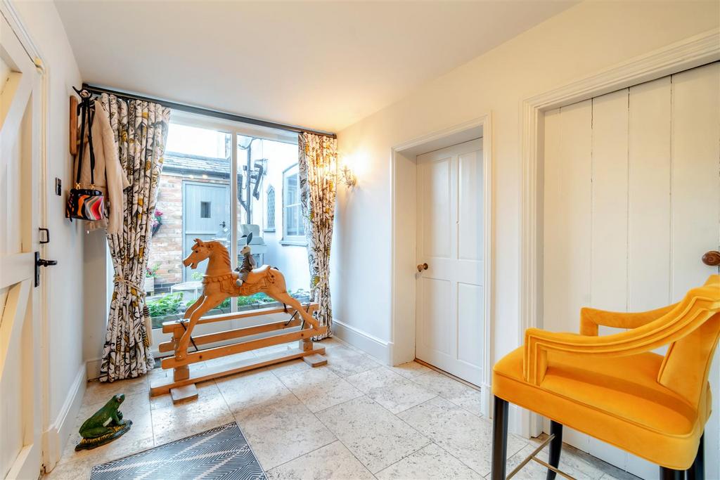 8565600-interior35v2.jpg