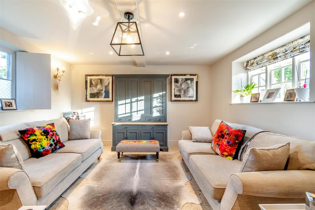 8565600-interior45v2.jpg