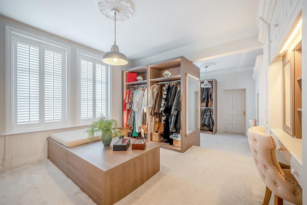 Holmewood Walk in Wardrobe