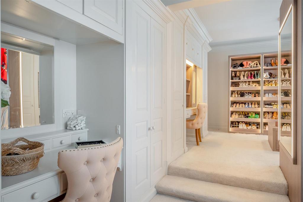 Holmewood Walk in Wardrobe
