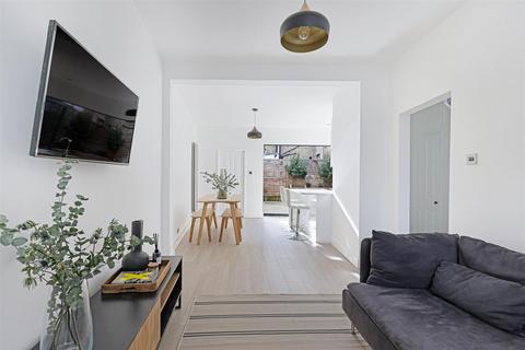 16 Forest Side, London, E7 0JB
