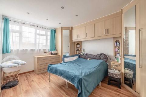 3 bedroom semi-detached house for sale, Thornton Avenue, West Drayton UB7
