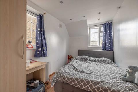 3 bedroom semi-detached house for sale, Thornton Avenue, West Drayton UB7