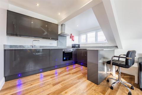 4 bedroom apartment to rent, Flat A, Queens Road, Jesmond, Newcastle Upon Tyne