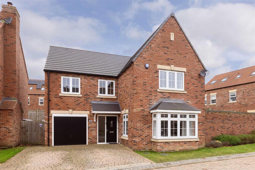 Lawnswood Vale, Leeds LS16 4 bed detached house for sale £675,000