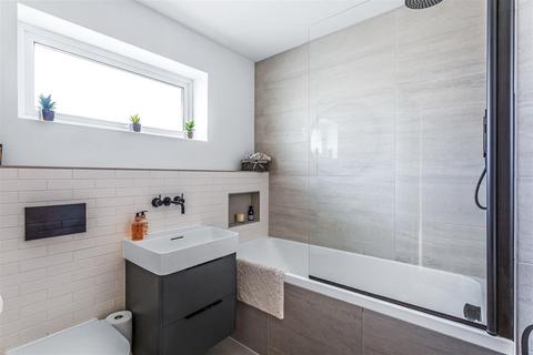 6 Blacksmith Close, Ashtead, KT21 2BD