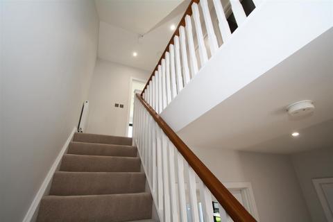 5 bedroom terraced house to rent - St Hildas Mews, Chalkwell, Essex