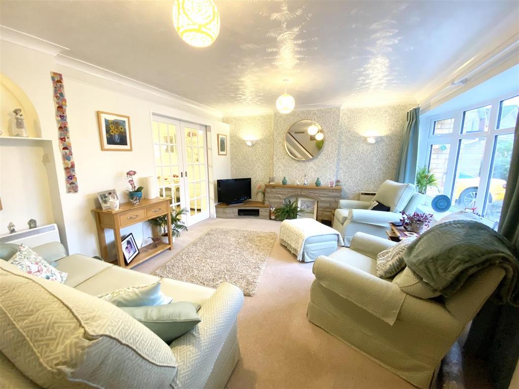 33 Fairview Drive, Bayston Hill, Shrewsbury, SY3 0LD 3 bed detached
