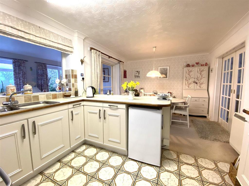 33 Fairview Drive, Bayston Hill, Shrewsbury, SY3 0LD 3 bed detached