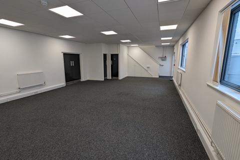 Industrial unit to rent, Unit Q2, Penfold Industrial Park, Watford, WD24 4YY