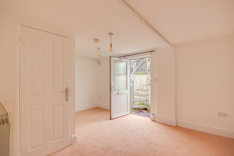 Flat C, 13 Ryecroft Street, Gloucester, GL1 4LZ