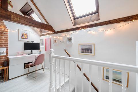 1a Harts Yard, Godalming, GU7 1AS