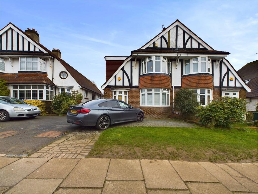 Holmes Avenue, Hove, BN3 7LB 4 bed semidetached house £600,000