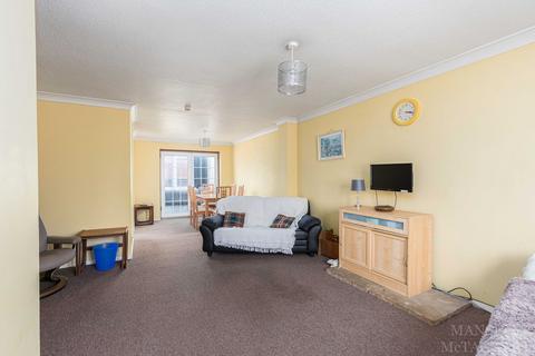 60 Estcots Drive, East Grinstead, RH19 3DB