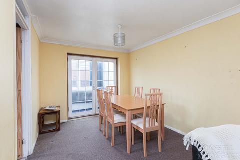 60 Estcots Drive, East Grinstead, RH19 3DB