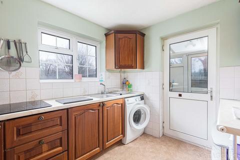 60 Estcots Drive, East Grinstead, RH19 3DB