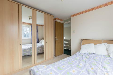 60 Estcots Drive, East Grinstead, RH19 3DB