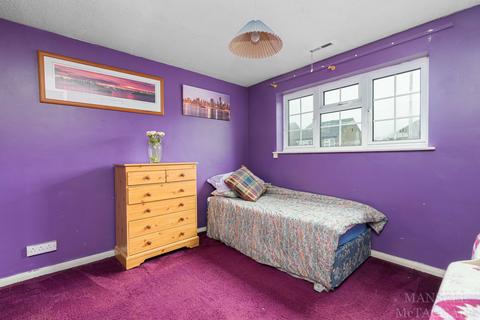 60 Estcots Drive, East Grinstead, RH19 3DB