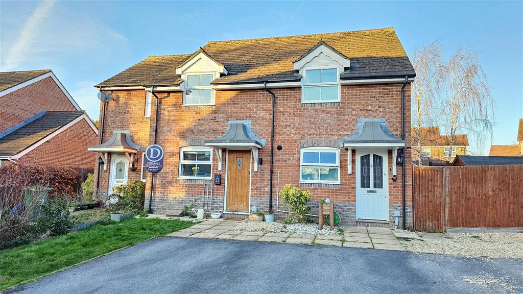 Celandine Grove, Thatcham RG18 2 bed terraced house for sale £300,000