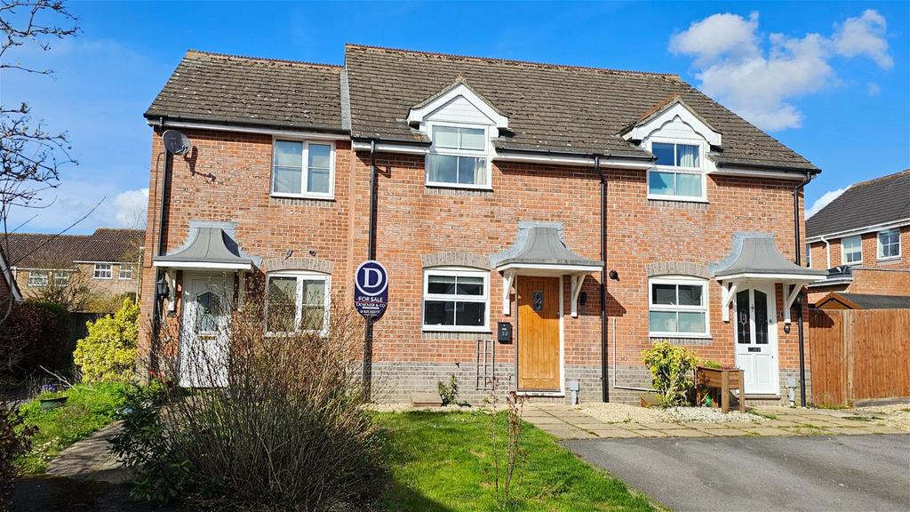 Celandine Grove, Thatcham RG18 2 bed terraced house for sale £300,000