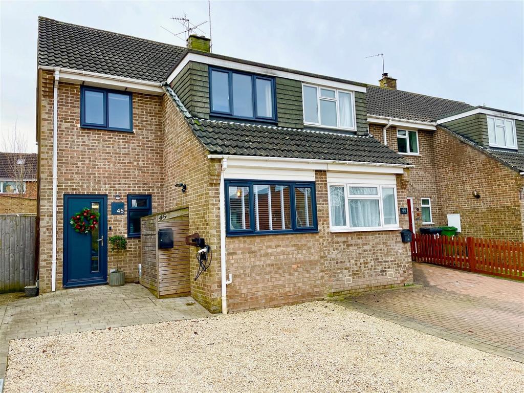Aintree Close, Newbury RG14 3 bed end of terrace house for sale £395,000