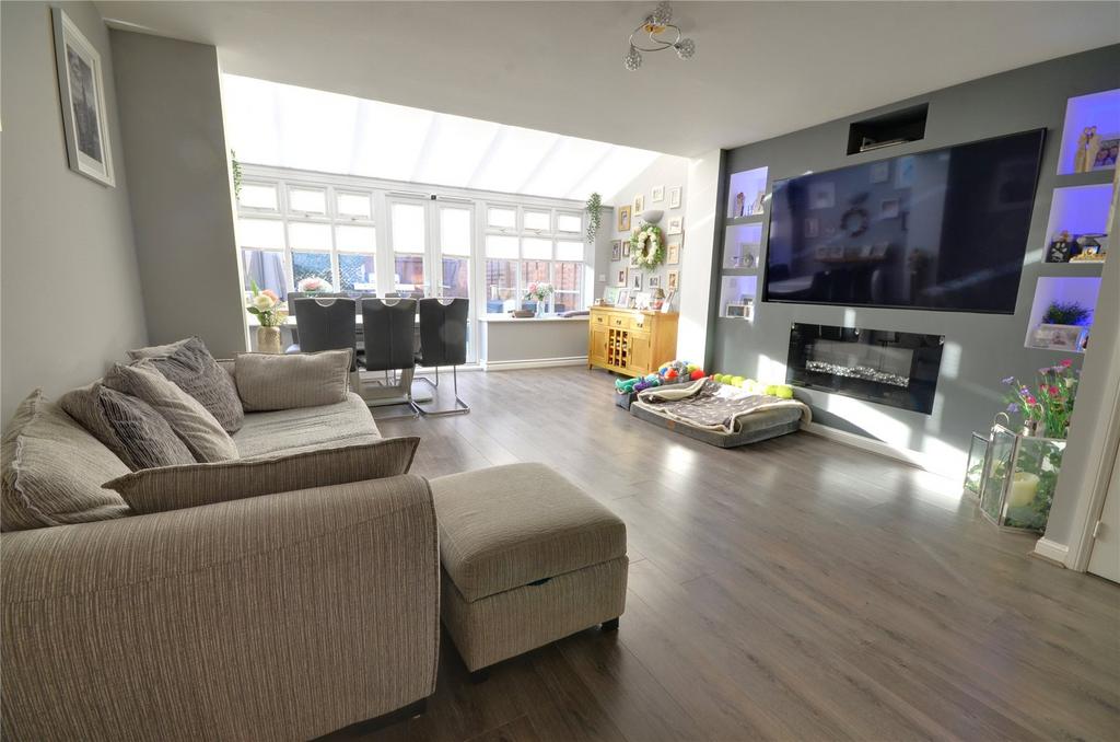 Lounge/Dining Room