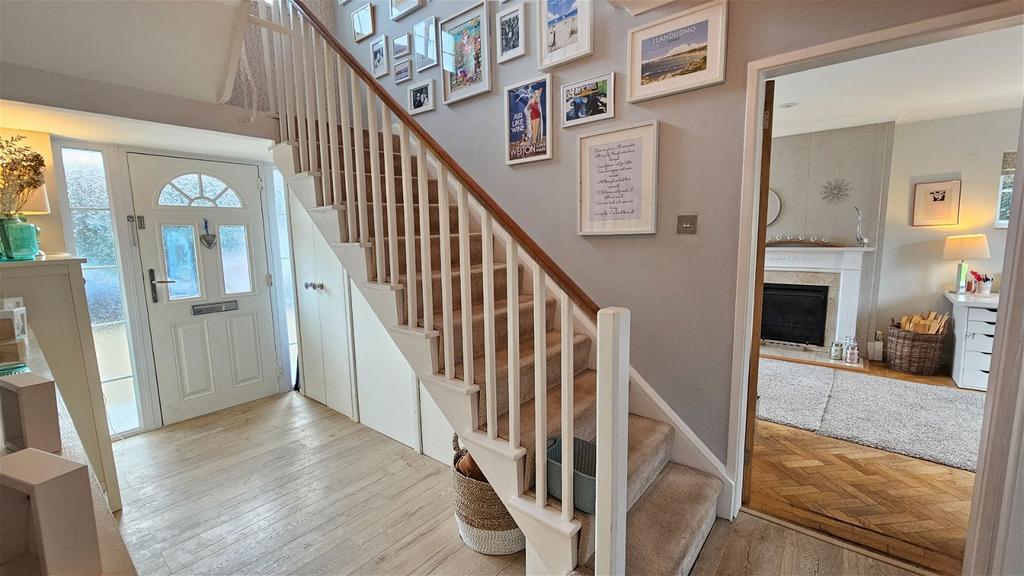Andover Road, Newbury RG14 4 bed detached house for sale £835,000
