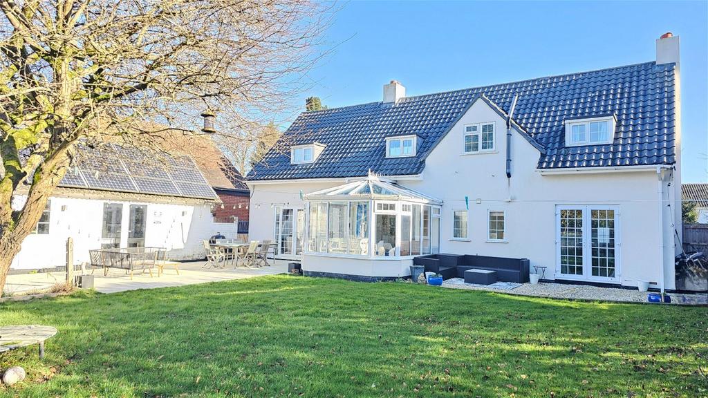 Andover Road, Newbury RG14 4 bed detached house for sale £835,000