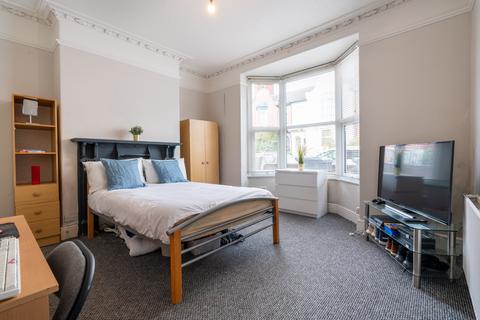 6 bedroom terraced house to rent, West Parade - Student House - 25/26