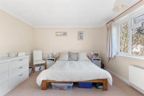 6 Kendal Close, Reigate, RH2 0LR