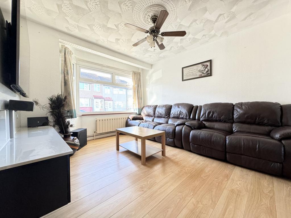 Mayfair Road, Dartford, DA1 4 bed terraced house £400,000