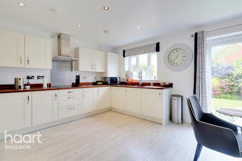 4 bedroom detached house for sale, School Avenue, BASILDON