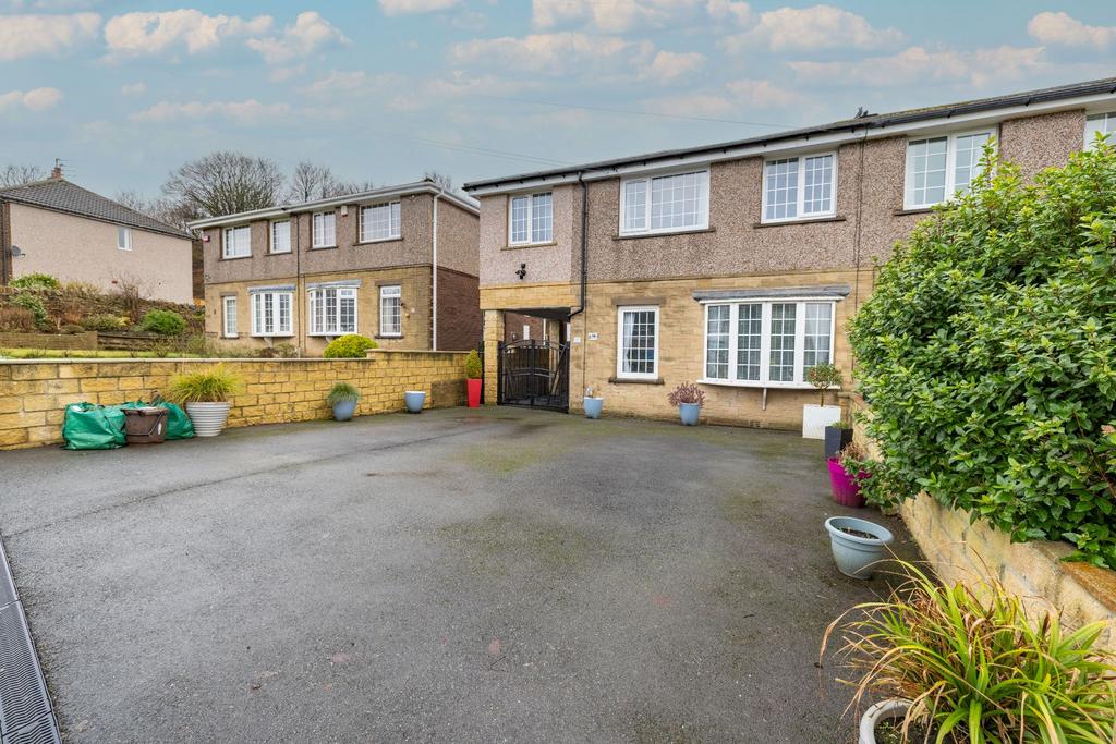 Wyke Old Lane, Bailiff Bridge, HD6 4EH 3 bed semidetached house for