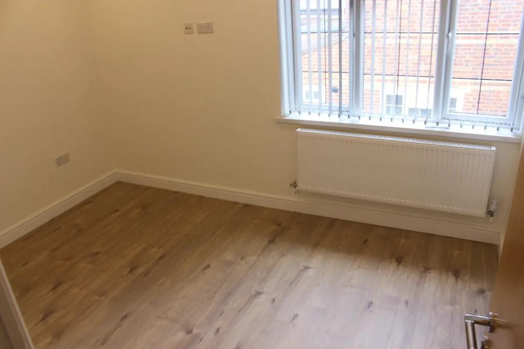 Amersham Road, High HP13 2 bed flat to rent £1,290 pcm (£298 pw)
