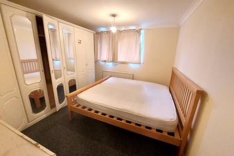 3 bedroom property to rent, Hannards Way, Hainault