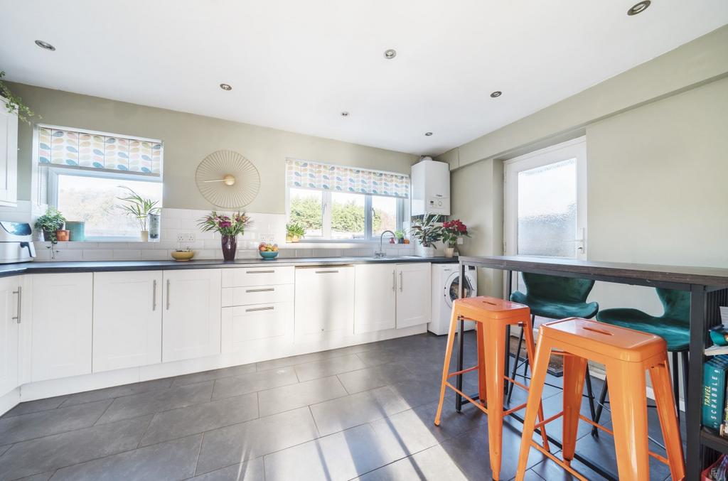 Oliver Crescent, Farningham, Dartford 3 bed terraced house for sale £