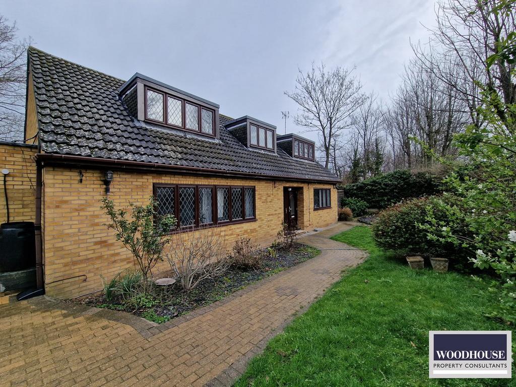 Warwick Drive, Cheshunt EN8 6 bed detached bungalow for sale £850,000