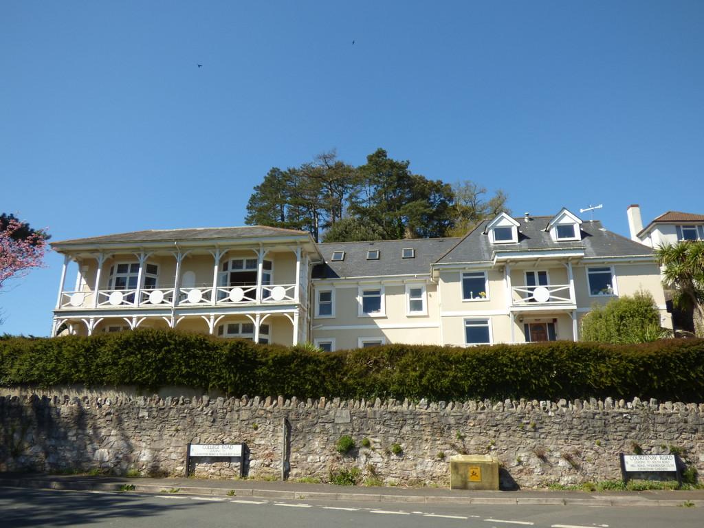 College Road, Newton Abbot 2 bed £750 pcm (£173 pw)