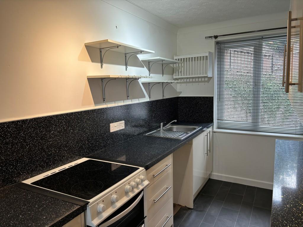 College Road, Newton Abbot 2 bed to rent £875 pcm (£202 pw)