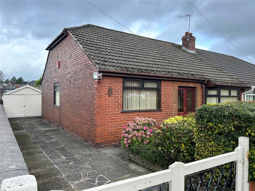 Leesway, Lees, Oldham, OL4 3 bed semidetached bungalow for sale £220,000