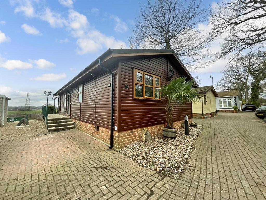 Hayes Chase, Battlesbridge, Wickford, Essex 2 bed park home for sale