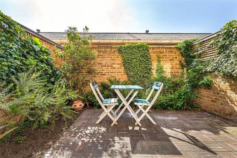 2 bedroom maisonette to rent, Narrowboat Avenue, Brentford, TW8