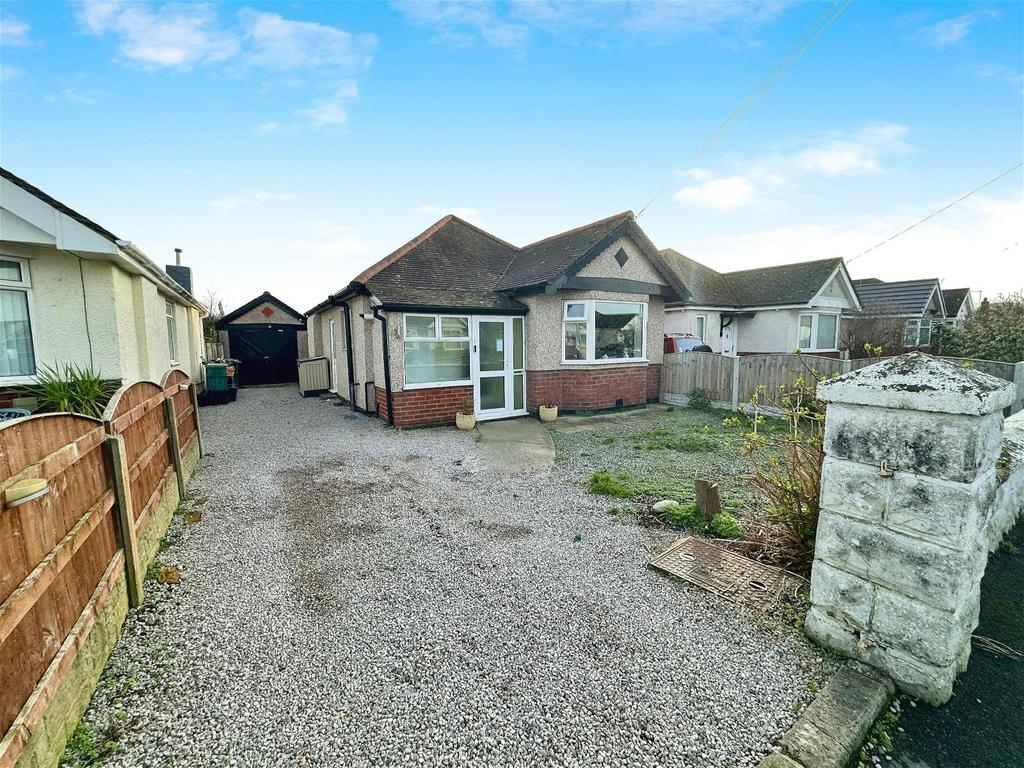 Sunray Avenue, Belgrano, Conwy, LL22 9AG 2 bed detached bungalow £190,000