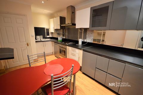 5 bedroom ground floor maisonette to rent, Worple Road, Epsom, Surrey. KT18