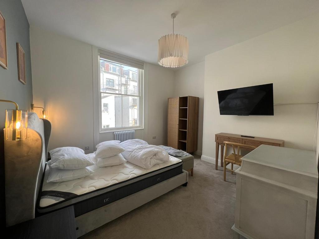 Denmark Terrace, Brighton, East... 2 bed apartment to rent £1,800 pcm